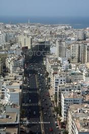 Image du Maroc Professionnelle de  Cette photo prise de la terrasse du Twin Center, nous découvre le Boulevard Zerktouni situé au centre moderne de Casablanca et au fond en bordure de l'océan le Phare d'El Hank, Mercredi 9 Septembre 2009. (Photo / Abdeljalil Bounhar)